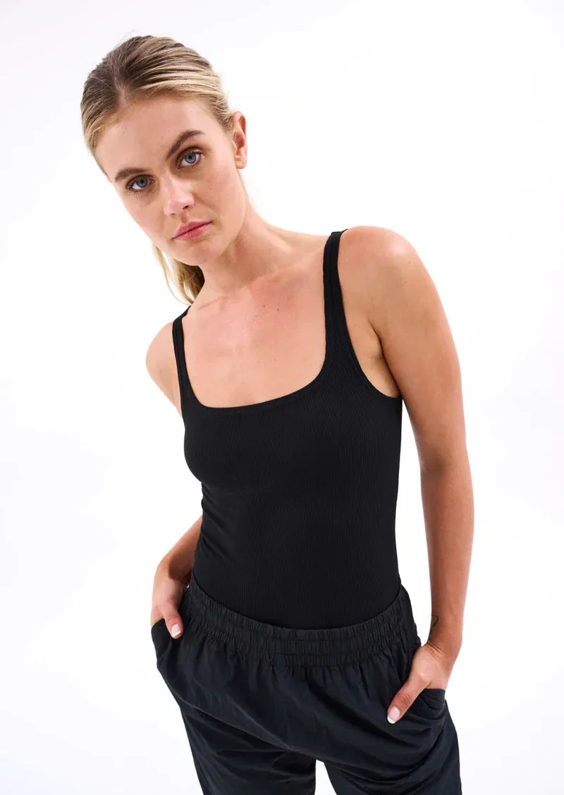 FREE PLAY RIB SINGLET IN BLACK